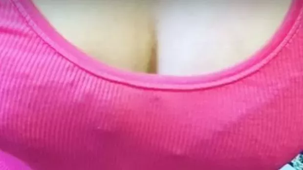 Dieser Frau versteckt etwas Schreckliches in ihrem Ausschnitt