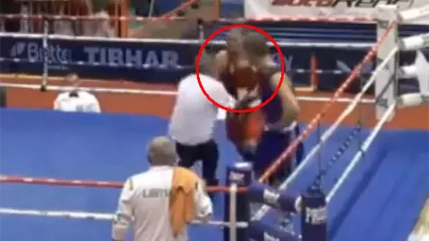 Ein junger kroatischer Boxer greift den Kampfrichter nach seiner Niederlage heftig an