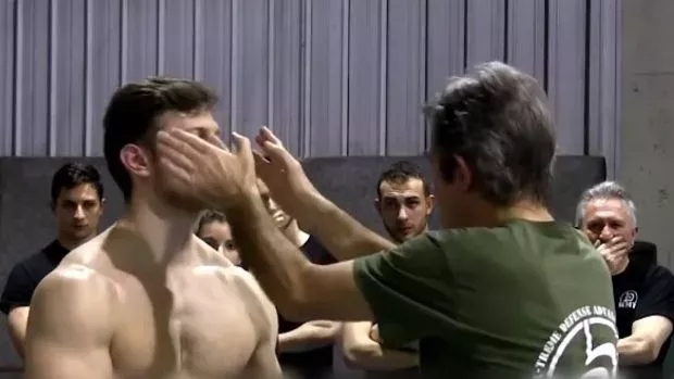 Schaut euch eine strategische Druckstelle aus dem Krav Maga an