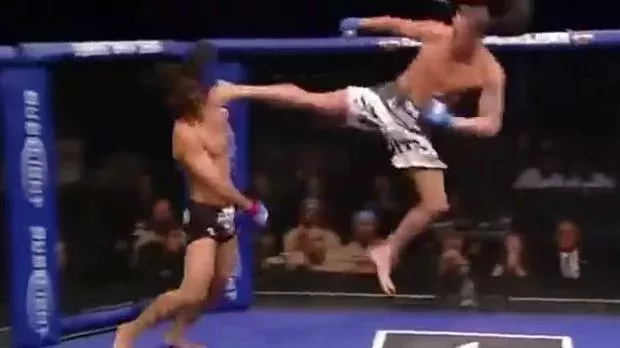 Mit diesem Air-Kick lässt er seinem Gegner keine Chance