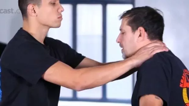 Krav Maga: Wie befreit man sich aus einem frontalen Würgegriff