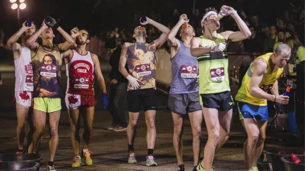 Lewis Kent schlägt den Weltrekord der „Beer Mile“, dem etwas anderen Wettkampf