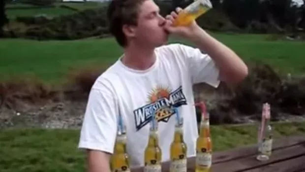 Er trinkt 6 Bier auf einmal und macht sich lächerlich