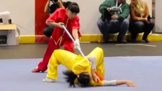 Wushu: Die beiden Kämpferinnen zeigen eine Demonstration, bei der der kleinste Fehler unverzeihlich wäre
