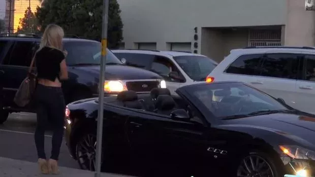 In seinem schicken Wagen stellt er einer sehr materialistischen Frau eine Falle