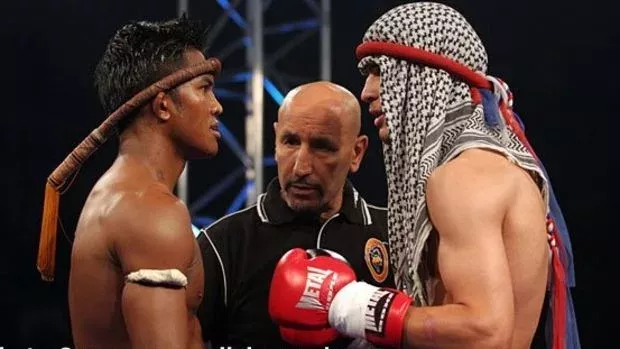 Buakaw Banchamek unterhält das Publikum, indem er Youssef Boughanem dominiert