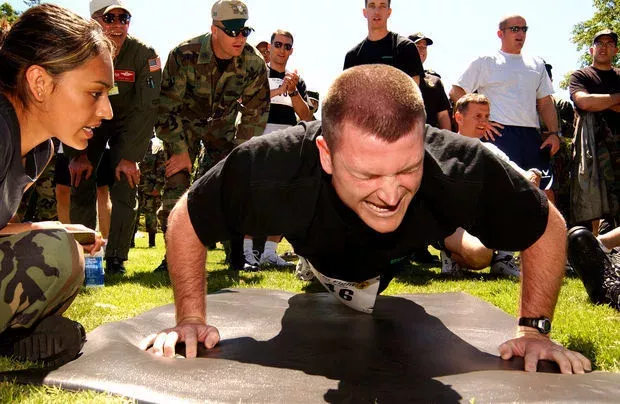 Push Up Pyramid Challenge: Der schwierigste Liegestütz-Wettbewerb der Welt