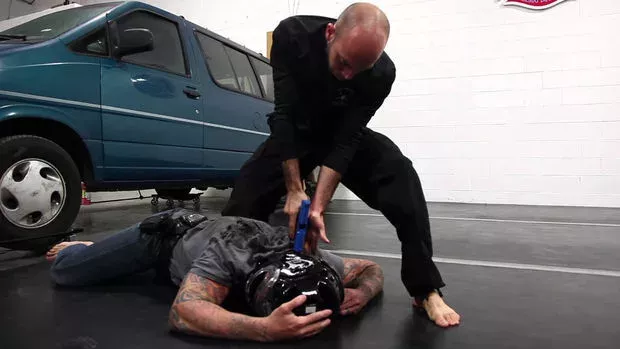 Roy Elghanayan mischt mit Krav Maga die Polizei auf