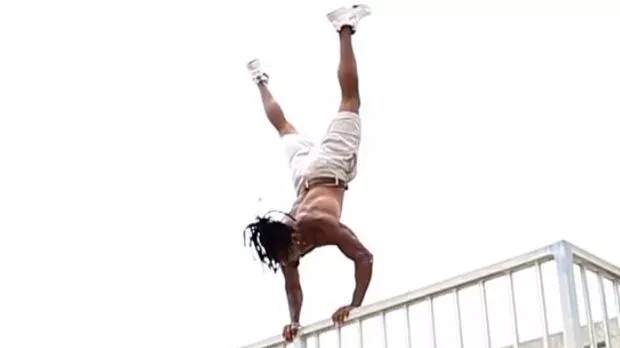 Eine unschlagbare Technik für Liegestütze aus dem Handstand