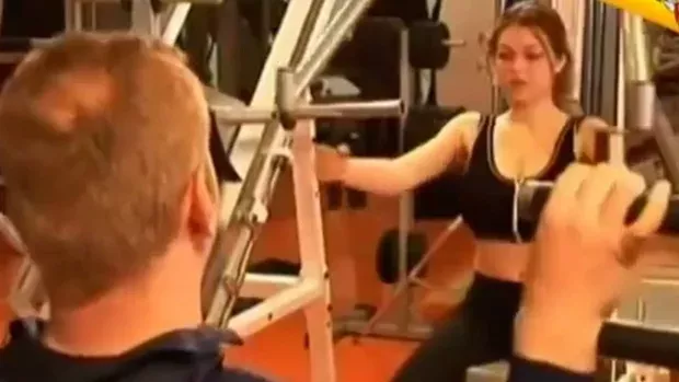Mitten in einem Fitnessstudio verliert diese Frau ihren BH. Seht die Reaktionen der Männer an!