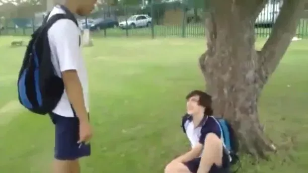 Dieser Jugendlicher wollte seinen Mitschüler verprügeln, doch das bereut er schnell!