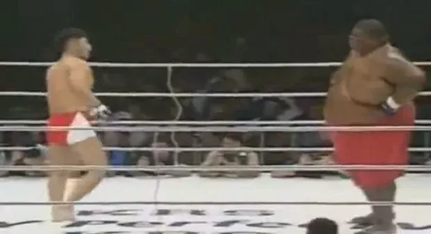 Ein Sumo-Kämpfer von 272 kg gegen einen MMA-Kämpfer von 76 kg. Wer wird gewinnen?