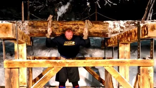 Der "Berg" von Game of Thrones trägt 640 Kg und schlägt einen Wikinger-Rekord!