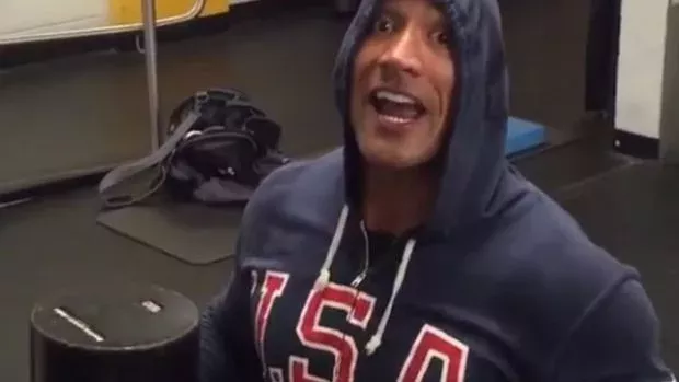 Kids stören The Rock beim Training