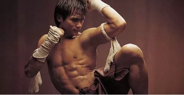 Kampfsport: Tony Jaa bei einer Kraftdemonstration im Ring