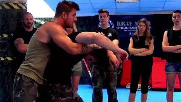 Wie befreit man sich in Krav Maga aus einem "Full Nelson"?