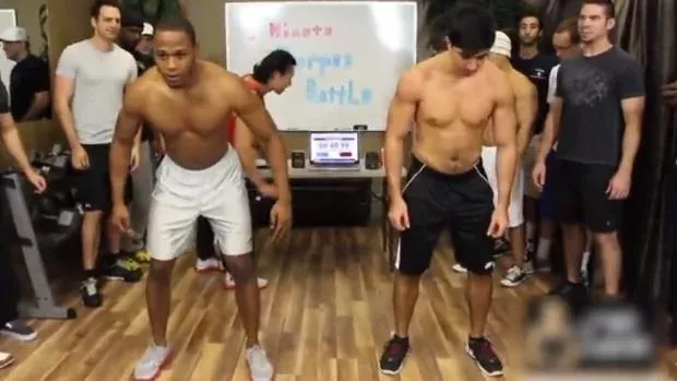 Wer wird dieses intensive Burpee-Battle gewinnen