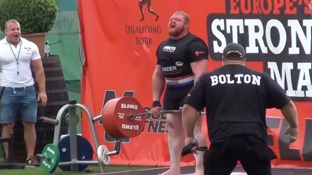 Benedikt Magnusson schlägt den Rekort im Deadlift mit einem Gewicht von 461Kg