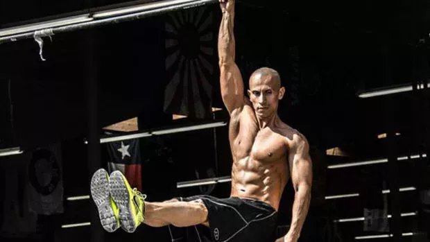 Street Workout: Frank Medranos atemberaubende Leistung an der Klimmzugstange