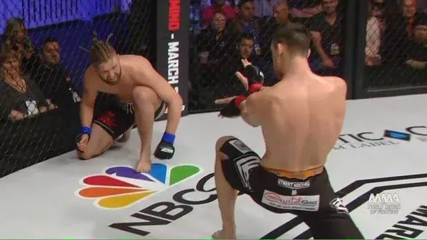 MMA-Kämpfer macht Kamehameha, bevor er seinen Gegner K. o. schlägt