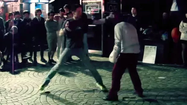 Ein Straßenkampf zwischen einem Amateur und einem professionellen Boxer