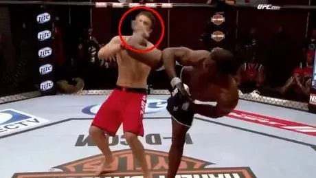 Ein super-starker Fußtritt bringt einen Boxer ins K.O.