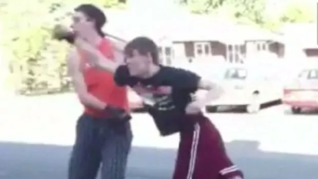 Keine Zurückhaltung! Dieser Junge haut seinen Kumpel K.O.