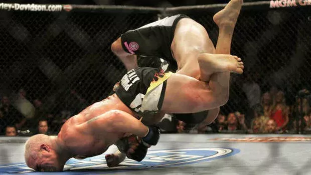 MMA: Eine außergewöhnliche Dominanz dank eines Armhebels in der Luft