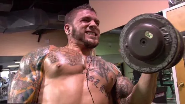 Joe Curls hebt 60 kg - Hanteln nach dem Training