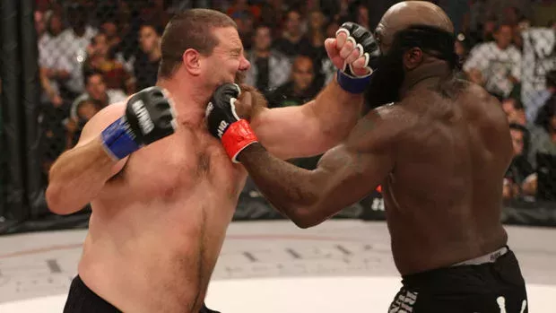 Kimbo Slice setzt Tank Abott nach einer beeindruckende Schlagserie K.O.