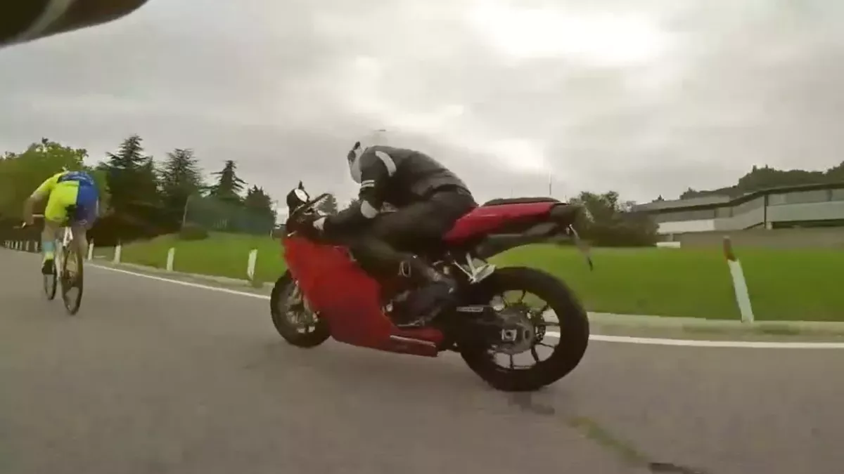 Fahrradfahrer liefert sich ein spontanes Rennen mit einem Biker