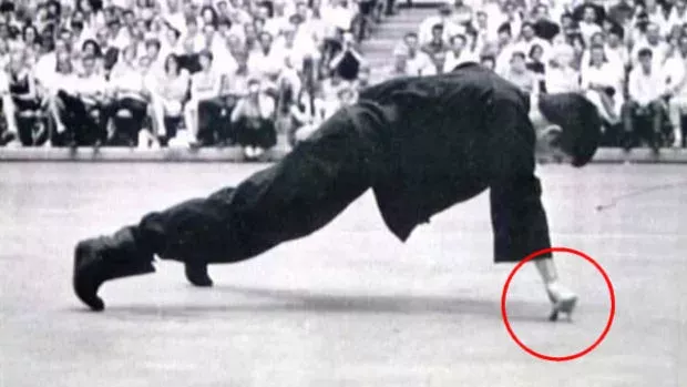 Bruce Lee schafft Liegestützen mit nur zwei Fingern