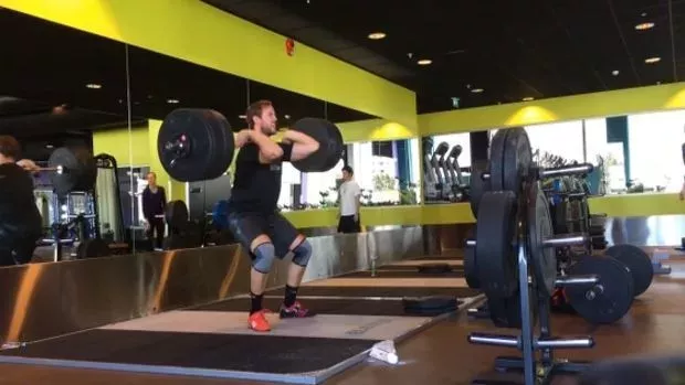 Fail: 115 kg Kreuzheben, er knallt dabei mit dem Kopf gegen die Wand.