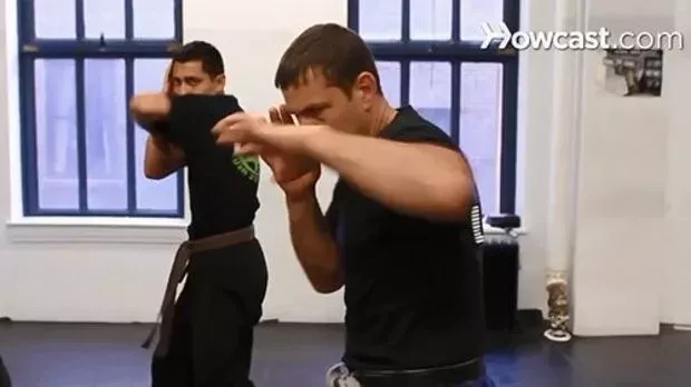 Krav Maga: Wie führt man einen perfekten Ellenbogenschlag aus?