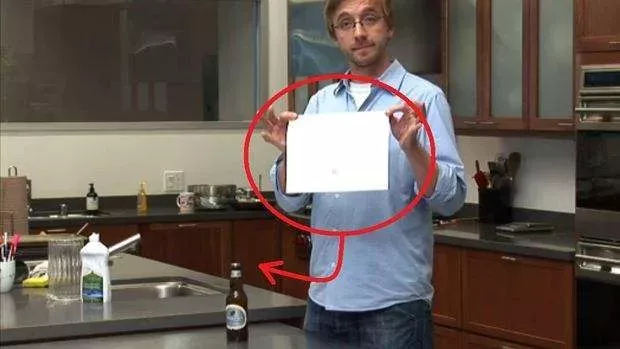 Entdecken Sie, wie Sie eine Bierflasche mit einem Blatt öffnen können