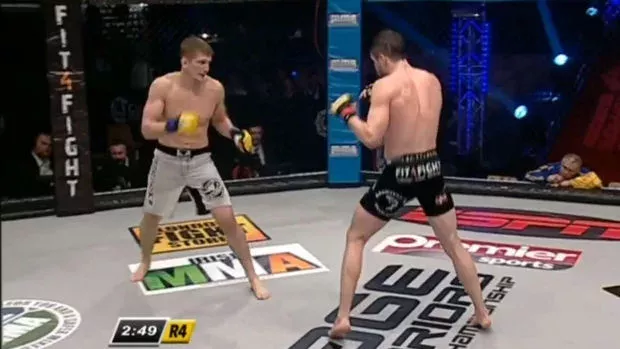 MMA: Ein gewaltiger K.O. mit einem Fußtritt gegen den Kiefer