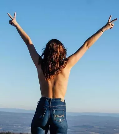 The Topless Tour: Wenn hübsche Touristinnen obenrum frei posieren