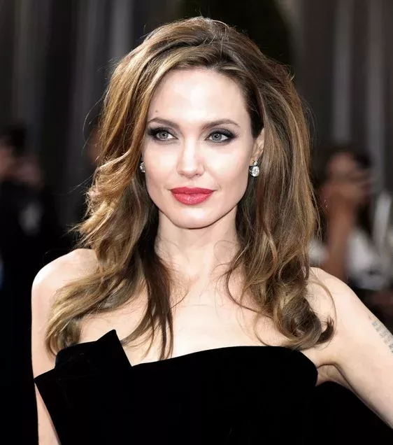 Schau her, was sie alles macht, um Angelina Jolie ähnlich zu sehen!