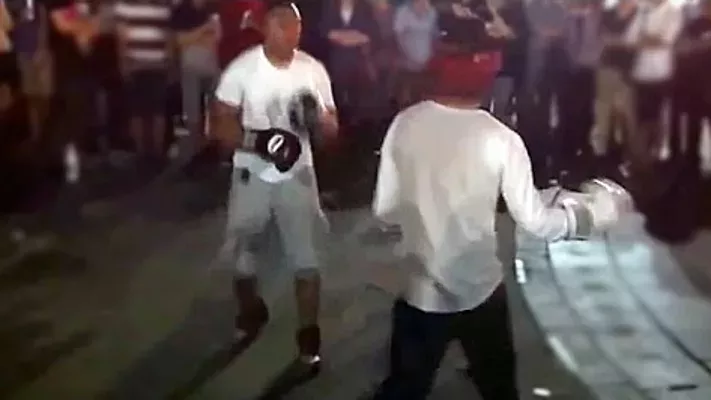 Er hat die dämliche Idee, einen Ex-Profiboxer auf der Straße herauszufordern