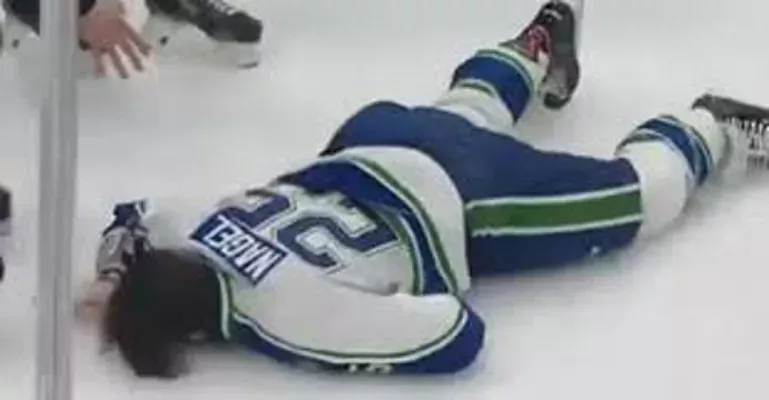 Hockey: Colton Kehler und Tanner Nagel liefern sich mitten im Spiel eine Schlägerei, die mit einem fetten K. o. endet
