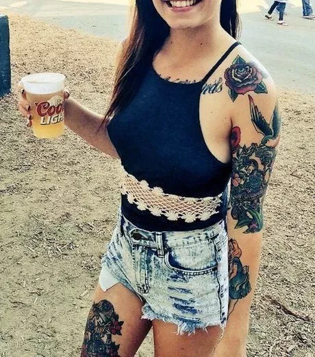 Heiße Frauen, scharfe Tattoos!