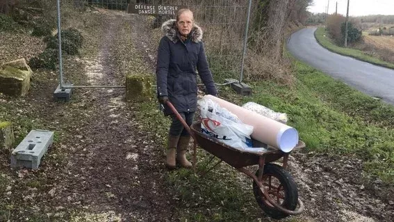 Wegen Nachbar: 72-jährige Rentnerin kann nur mit Schubkarre nach Hause fahren