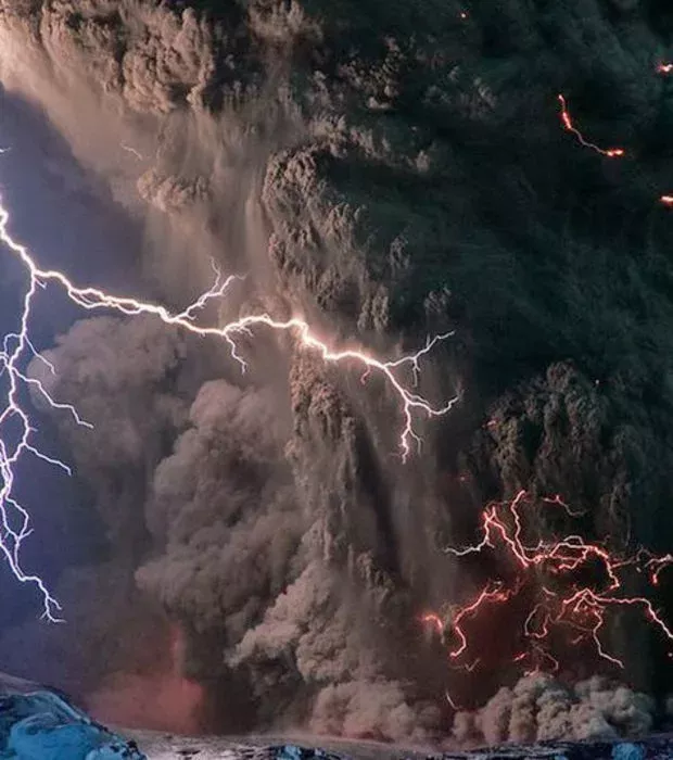 Diese beängstigende Bilder beweisen die beeindruckende Gewalt der Natur