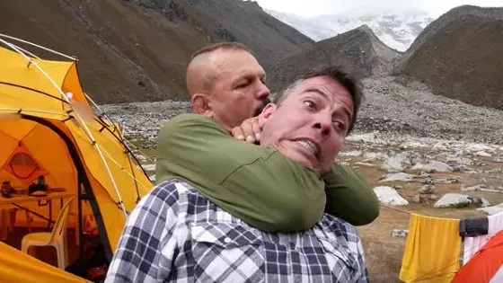 Jackass Steve-O bittet Chuck Liddell, ihm an die Gurgel zu gehen