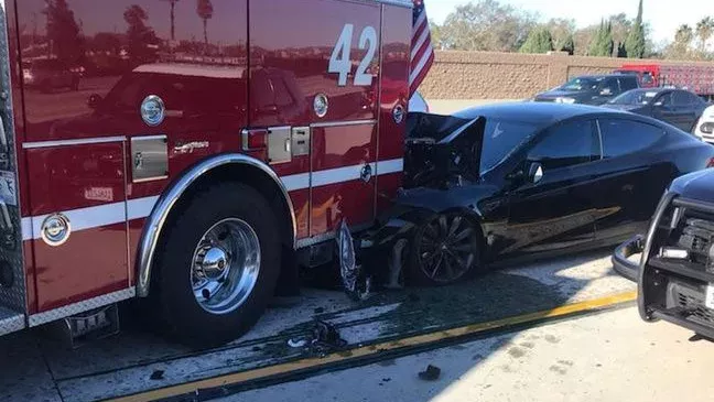 Autopilot lässt Tesla in Feuerwehrwagen rasen
