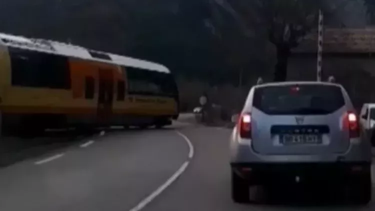 Der Zug kommt angerollt, doch die Bahnschranken sind oben