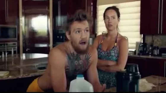 Conor McGregor erfährt, dass José Aldo sich vor ihrem Kampf verletzt hat. Das Video zeigt seine Reaktion