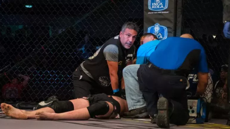MMA-Kämpfer stirbt zweimal hintereinander im Oktagon und überlebt
