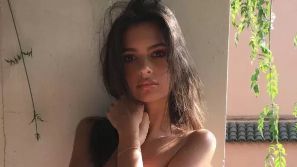 Emily Ratajkowski: Ihre Kleidung in einem marokkanischen Palast führt zu einem Skandal
