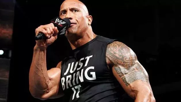 Ein Internetuser zieht The Rock damit auf, dass Catchen nur Fake sei. Ganz schlechte Idee!